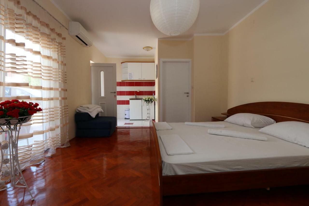 Apartmani Aron Novalja Exterior foto